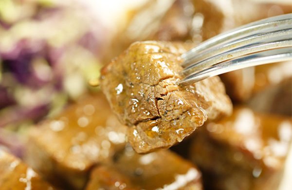 这一块牛肉粒 吸饱了红酒和香料的精华――红酒烩牛肉