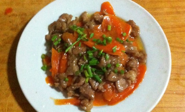 红萝卜炒肉片