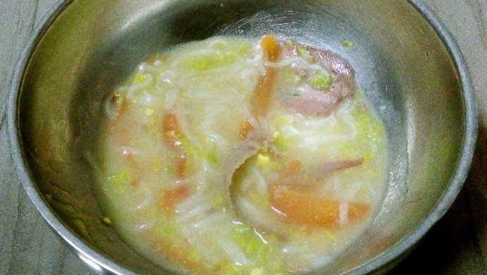 幼儿辅食-黄心菜猪肝蛋黄面