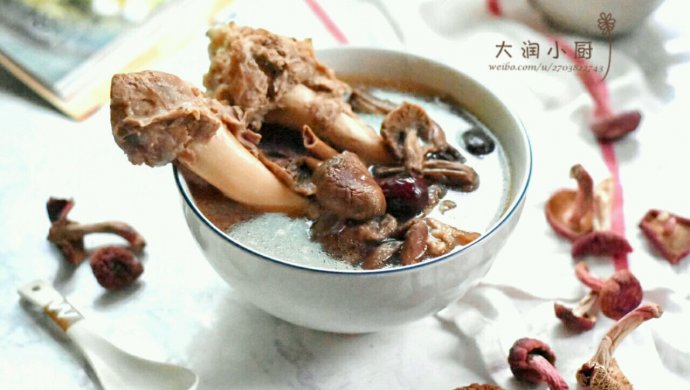 以形补形/羊腿骨红菇汤