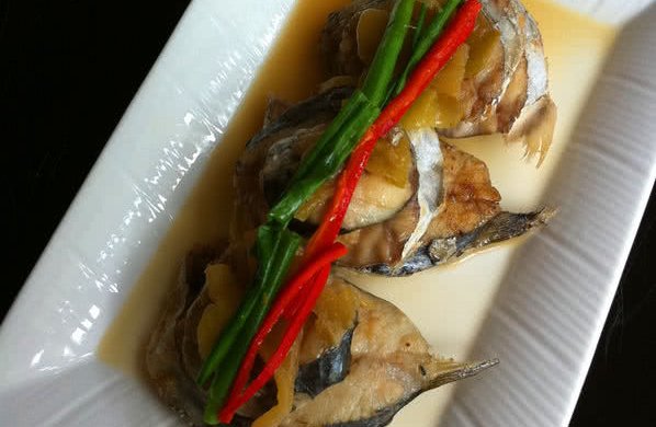 【贡菜半煎煮马鲛】