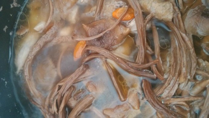 茶树菇煲鸡