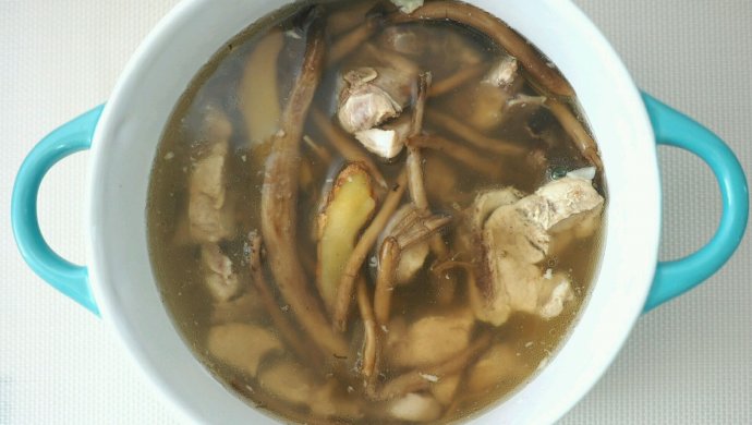 电饭锅鲜茶树菇排骨汤