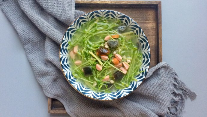 鲜美可口: 皮蛋火腿上汤豆苗