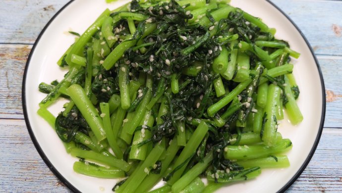 芝麻茼蒿，营养低脂又健康。