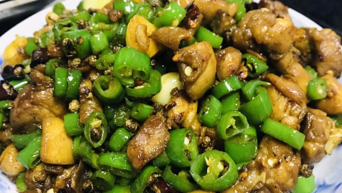 鸡肉这么吃绝对不能错过-麻辣尖椒鸡