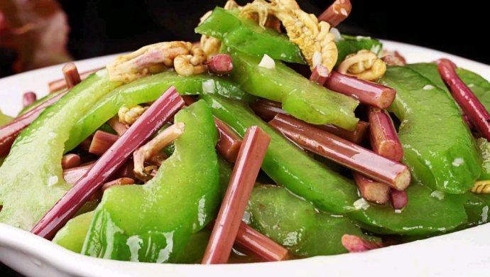 蕨菜炒苦瓜，夏天食苦，胜过大补。