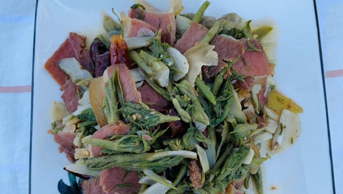 春之美食―刺嫩芽炒腊肉