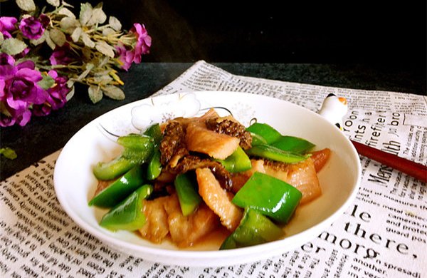 青椒羊肚菌炒松板肉