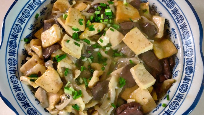 家常鸭血平菇豆腐补血又营养