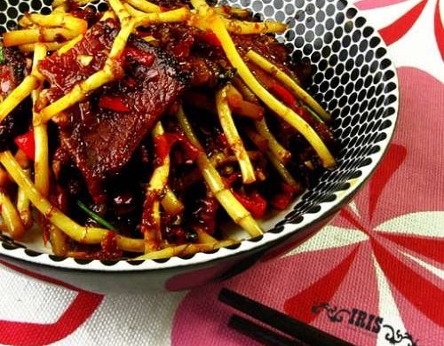 腊肉炒折耳根
