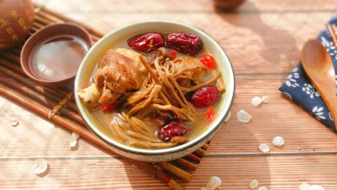 茶树菇红枣枸杞煲鸡汤