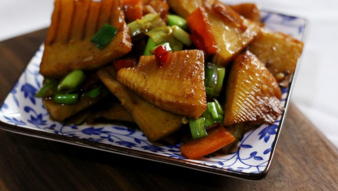 春季第一鲜，不麻嘴的油焖冬笋