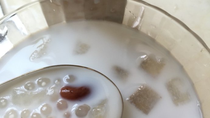 芦荟蜜豆椰奶西米露