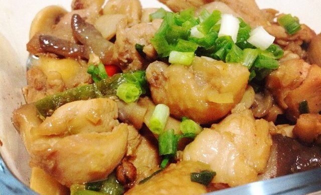 鸡腿菇炒鸡腿
