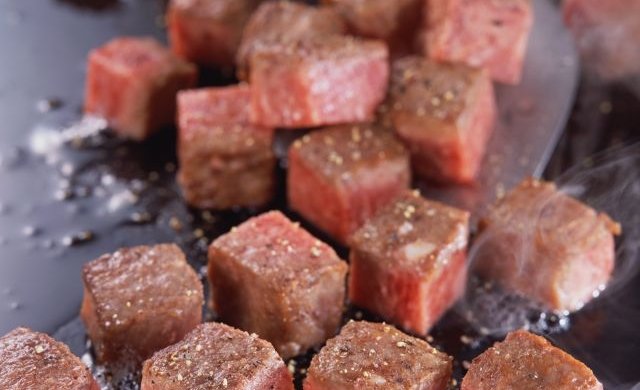 铁板牛肉配鲜草菇