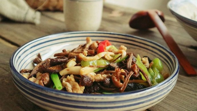 肉丝炒杂菇