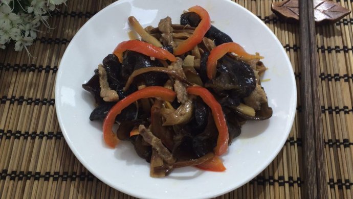 木耳黄花菜炒肉丝：