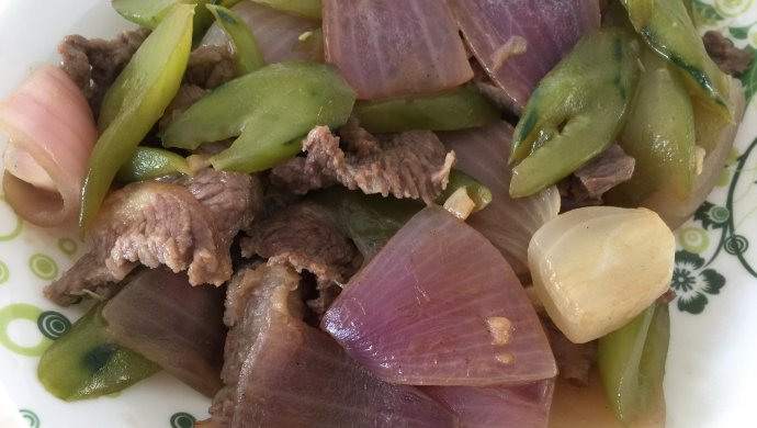 紫洋葱青瓜炒牛肉