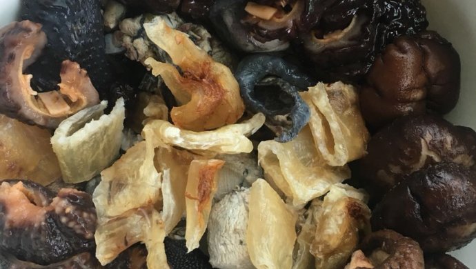 加拿大海参乌鸡炖花胶冬菇汤