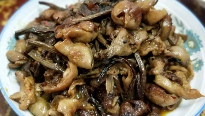 茶树菇烧肥肠