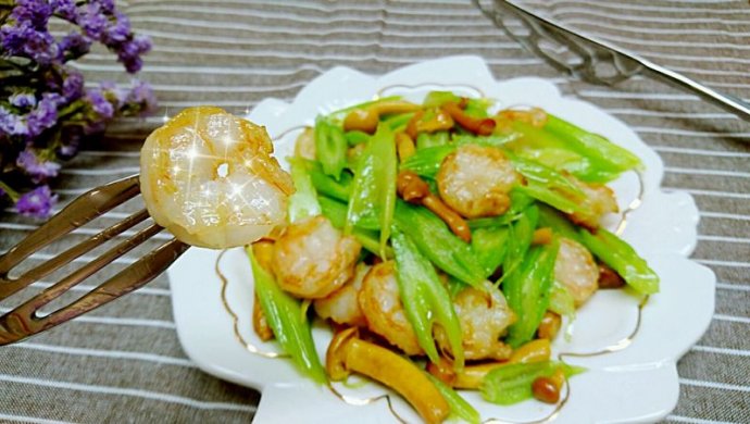虾仁到底怎么弄？虾仁炒西芹滑子菇-蜜桃爱营养师私厨