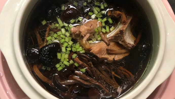 筋骨茶树菇汤
