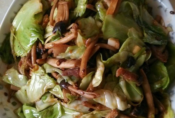 茶树菇干炒包菜