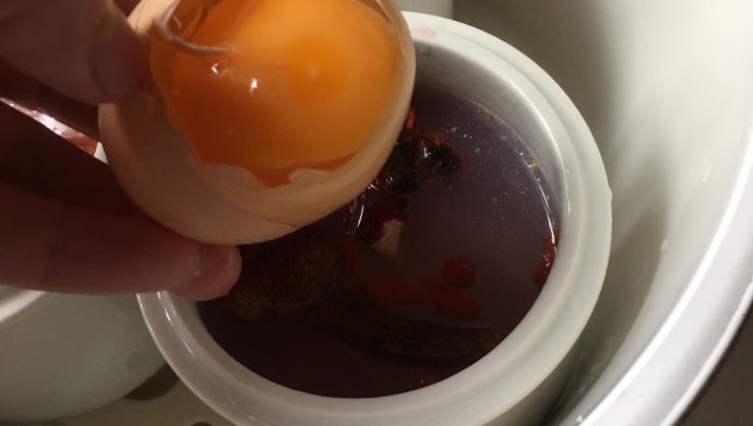 红菇枸杞瘦肉炖鸡蛋