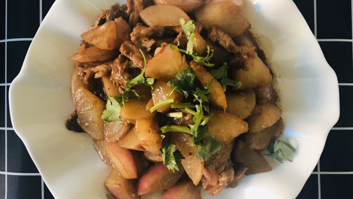 五花肉烧水萝卜