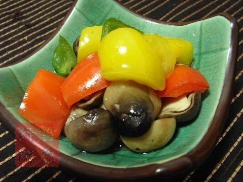 青红黄椒炒草菇