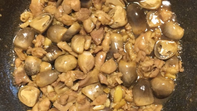 鸡腿肉焖草菇