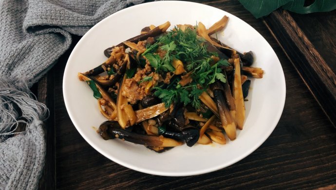 黑鸡枞菌爆炒肉沫