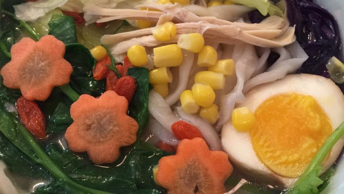 鸡汤蔬菜手工面