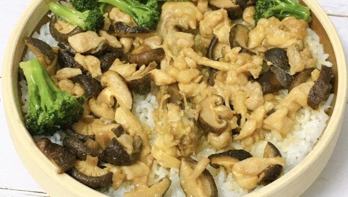 冬菇鸡腿蒸米饭