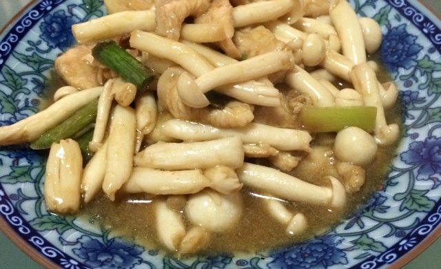 海鲜菇炒鸡肉适合儿童