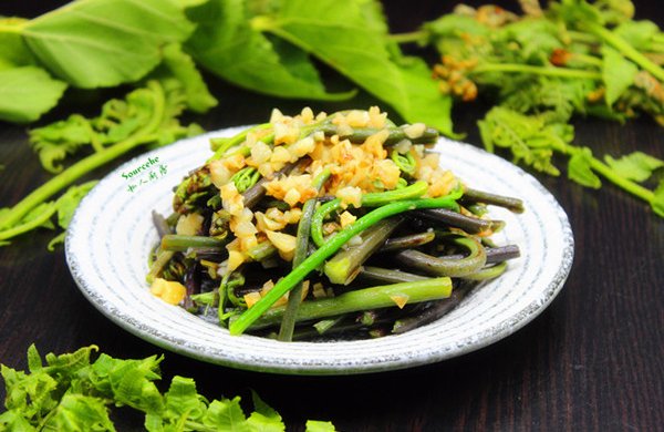 春天里的野菜，蒜蓉炒蕨菜