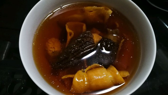 羊肚菌石斛花胶炖汤（滋阴养颜）