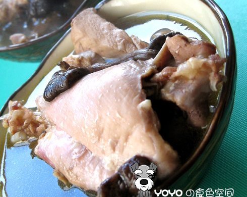 红蘑菇鸡汤