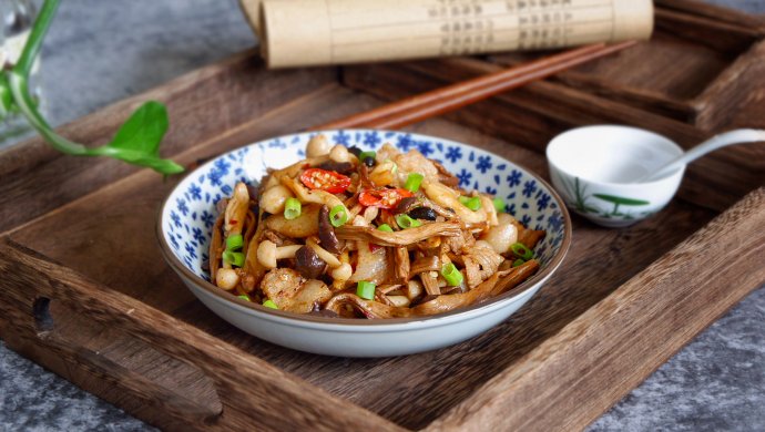 五花肉烩双菇