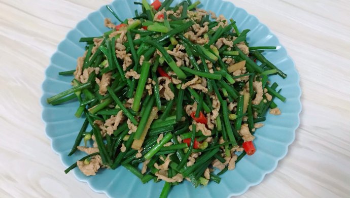 韭菜花炒肉丝，简单美味，三分钟包会！