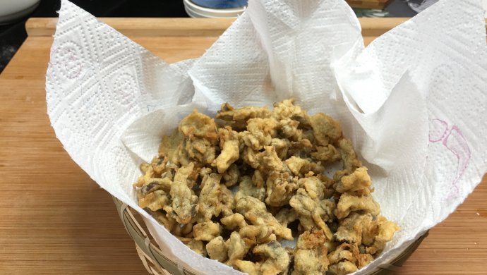 口感香酥，制作简单的炸蘑菇，比炸肉好吃多了，营养还丰富哦。