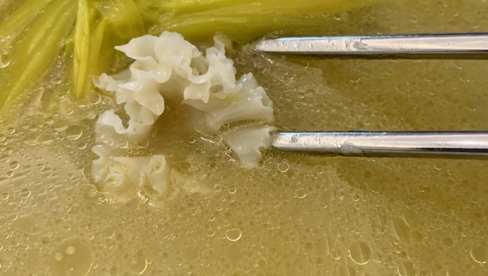 黄花菜绣球菌煮珍珠斑
