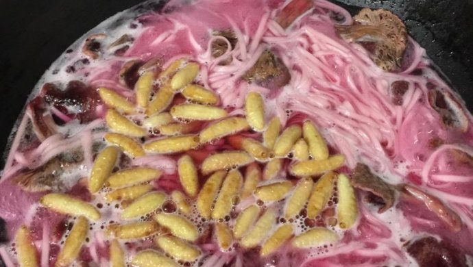 红菇蜂蛹面