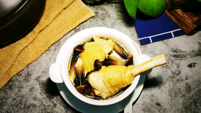 黑皮鸡枞菌鸡汤