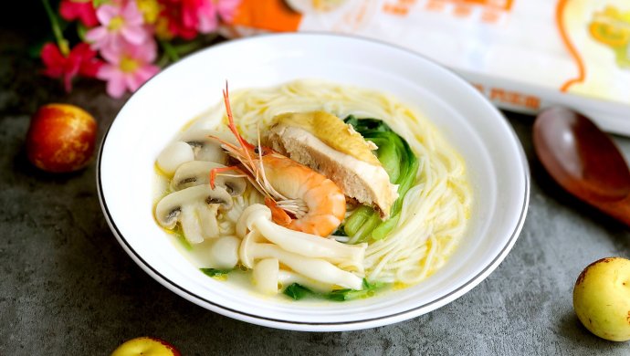 菌菇鸡汤面