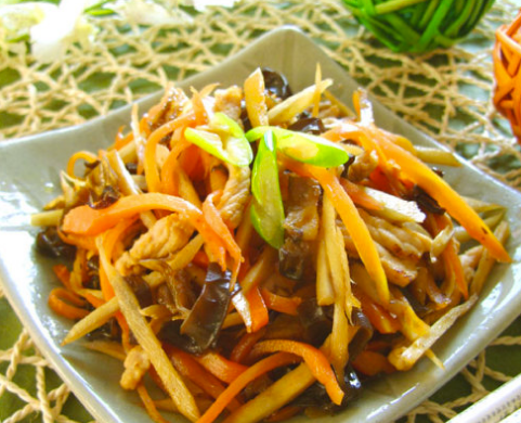 排毒首选的一道自制小菜――【牛蒡萝卜木耳丝炒肉】