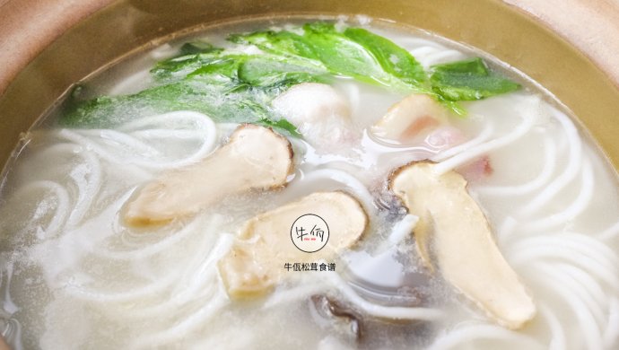 松茸鸡汤米线｜牛佤松茸食谱