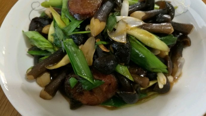 腊肠炒黑鸡枞