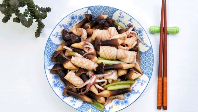 黑鸡枞菌炒鲜鱿